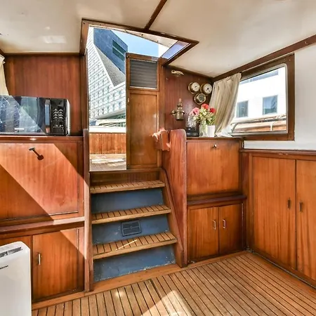 Authentic Houseboat Center 'loosdrecht'