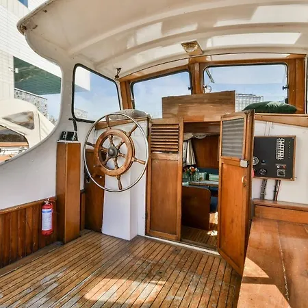 Authentic Houseboat Center 'loosdrecht' *