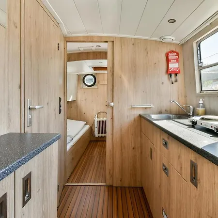 Authentic Houseboat Center 'loosdrecht' Botel